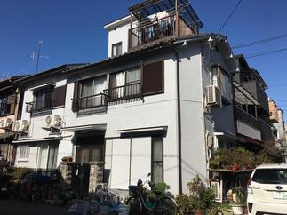 ひび割れた壁から綺麗な真っ白なお家に