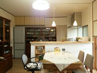 お気に入りの食器棚をそのまま残し、おしゃべりを楽しめる対面キッチンに。