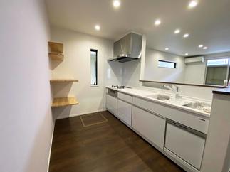 食器も食材も取り出しやすい対面キッチン