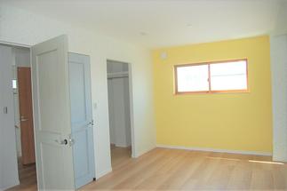 ドアもアクセントクロスも可愛い子ども部屋