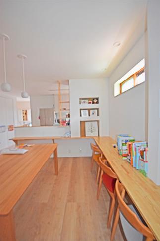 ダイニングの壁面にカウンターを設置