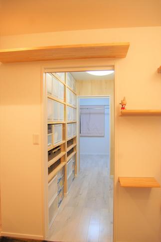 風通しも考えたウォークスルーできる収納