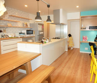 子どもたちを見守るキッチン