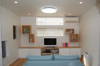 造り付けの棚にお好みのインテリアを