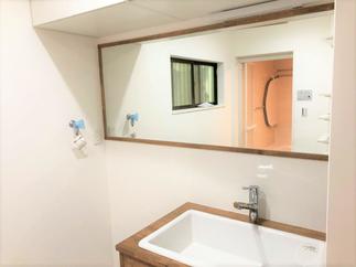 横長の洗面鏡。