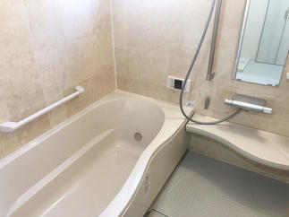 石目調のパネルで高級感のある浴室。