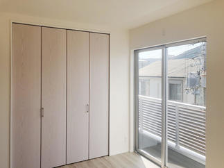 陽の暖かさを感じられる寝室。