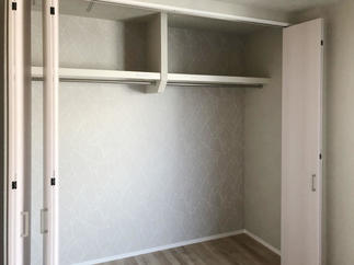 たっぷり収納できるクローゼット。