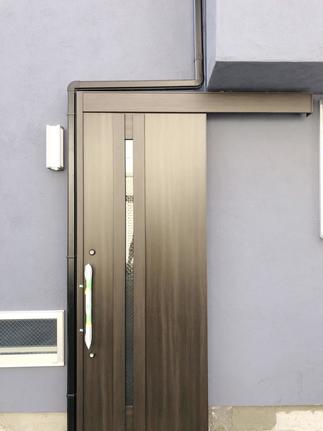 リフォームで施工しやすいアウトセット式の玄関ドア。