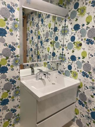 あえて全面を柄の壁紙にすることで他のお部屋とは違う楽しい雰囲気に！