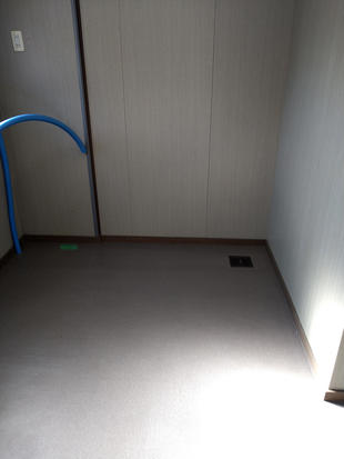 プレハブ事務所の床の部分的な下地補強と貼り替え