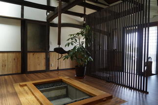 お施主様こだわりの囲炉裏で癒しの空間を演出