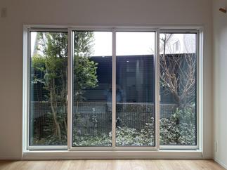 建物の窓はすべてトリプルガラスに変更！