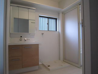 洗面空間リフォーム　洗面化粧台取替に加え、床も壁もキレイに