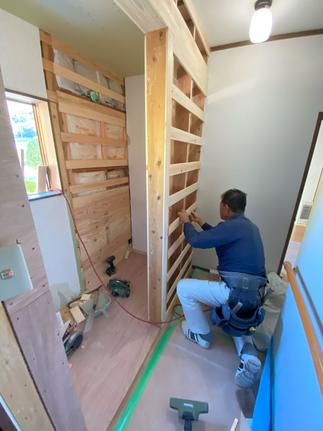 新たな壁を造作中