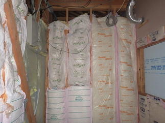 断熱材追加し既存の窓を塞ぎます