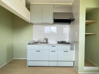 【キッチンリフォーム】淡いグリーンが映える、爽やかな空間へ