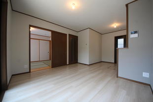 前橋市　寝室のアクセントクロスが印象的なナチュラルスタイル