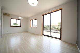 前橋市　グレーのアクセントクロスに既存の木目を生かして落ち着きのあるインテリアに