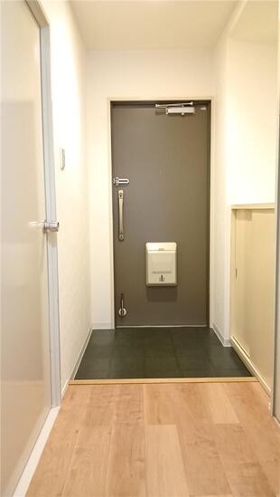 玄関　床クロス・照明リフォーム