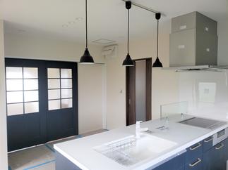 モダンと和風が融合したカウンター付のキッチン空間