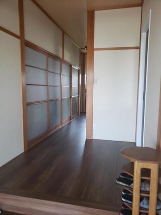 壁紙や廊下フローリングを一新