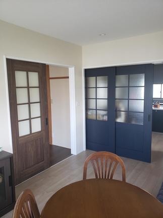 格子デザイン建具が映えるリビングダイニング空間