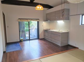 立派な梁のある部屋とシステムキッチン