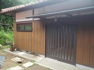 板壁や漆喰塗りで和風な外観