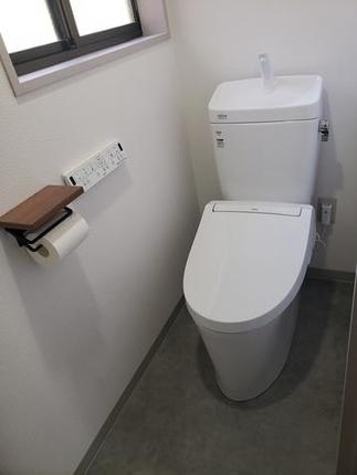 シンプルな清潔感のあるトイレ空間