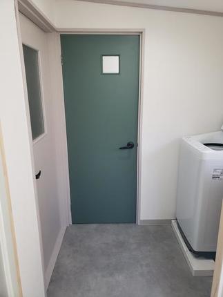 グリーンの扉カラーが可愛い