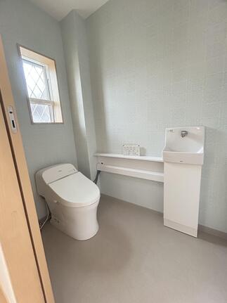 すっきりシンプルデザインなトイレ空間