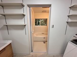 広々としたサニタリーとオープン棚