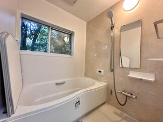 清潔感漂う明るい色調のバスルーム