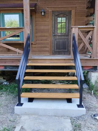 丈夫な鉄フレームのデッキ階段