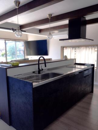 アイランドキッチンで自由な動線