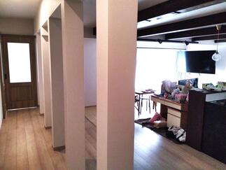 カラークロス貼りで柱もインテリアの一部に