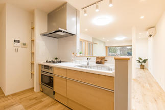 リビングに面した開放的なキッチン