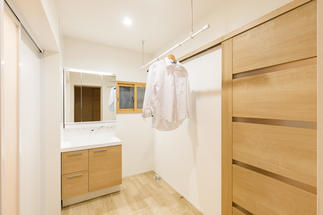 木を基調とした洗面スペース
