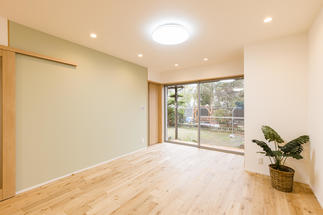 壁がアクセントになっている日当たりの良いリビング