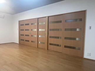 広々とした快適空間の洋室