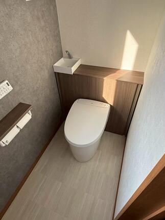 木目を意識したトイレ空間