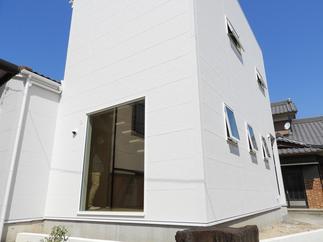 外から見える階段がワンポイント