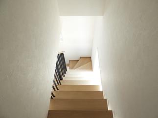 木目とアルミの雰囲気がマッチした階段