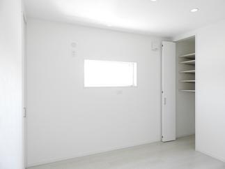 床も壁もホワイトで統一した空間