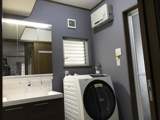 アクセントカラーが格好いい洗面所