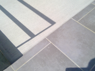 門柱の色あいに合わせたタイル