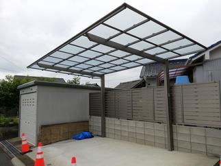 グレーカラーに合わせた、カーポートとフェンス。