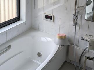 明るいバスルーム