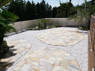 石貼りと化粧砂利でリゾートライクに。